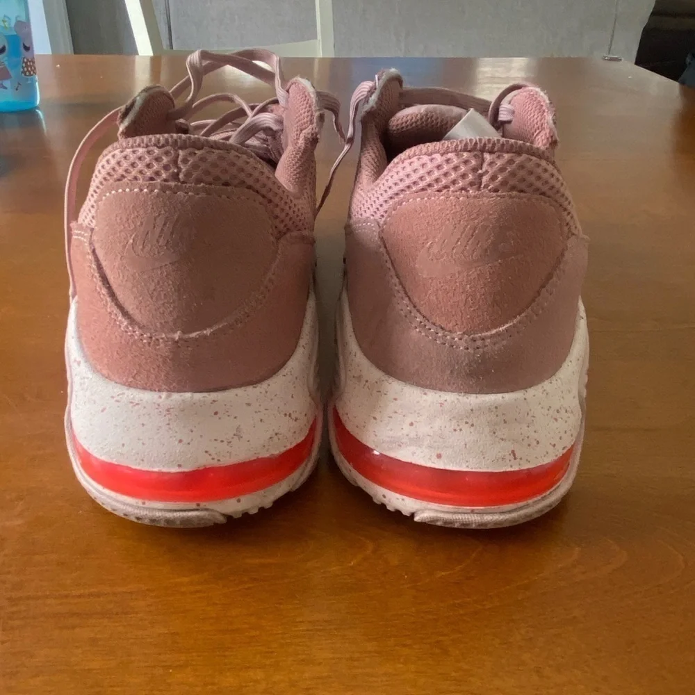 Nike excellent barely